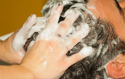 Prendre soin des cheveux avec du shampoing solide