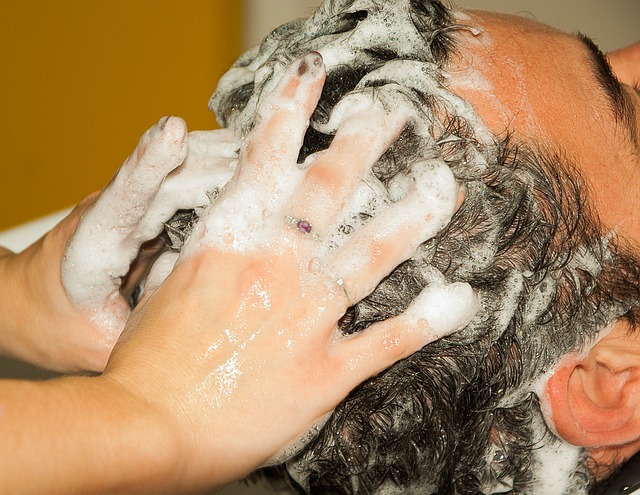 Prendre soin des cheveux avec du shampoing solide